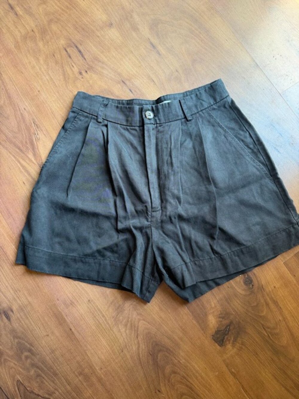 Reformation Black High-Waisted Pleated Shorts | Size 2 | Linen Blend - Picture 2 of 4